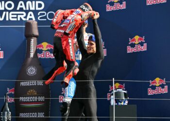 Pelumba MotoGP Sepanyol Ducati Lenovo Team, Marc Marquez memegang sut perlumbaannya ketika meraikan kemenangannya di atas podium pada penghujung Grand Prix (GP) Moto GP San Marino di Litar Dunia Misano Marco Simoncelli, di Misano Adriatico, Itali, semalam. - AFP