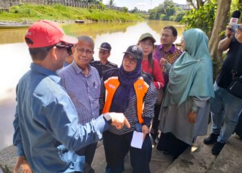MAS Ermieyati Samsudin (tiga dari kiri) semasa mengadakan lawatan ke pangkalan haram MCA di Rantau Panjang, Kelantan. - UTUSAN/ROHANA ISMAIL