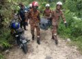 ANGGOTA bomba membawa turun mayat remaja lelaki yang maut selepas terjatuh dari Air Terjun Buntong di Menglembu di Ipoh hari ini.