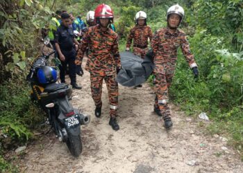 ANGGOTA bomba membawa turun mayat remaja lelaki yang maut selepas terjatuh dari Air Terjun Buntong di Menglembu di Ipoh hari ini.