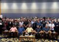 AMINUDDIN Harun (duduk, tengah) bersama Mohammad Medan (duduk, dua dari kanan) bergambar bersama peserta program Hari Eksport Negeri Sembilan 2025 di Seremban hari ini.-UTUSAN/NOR SHAFIQAH MOHD. GHAZALI