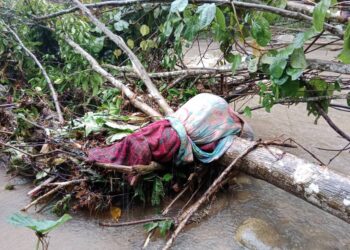 BUNGKUSAN berisi mayat ditemukan di sungai berhampiran Tanah Perkuburan Orang Asli Kampung Kerawat, Jalan Simpang Pulai-Cameron Highlands, Ipoh hari ini.