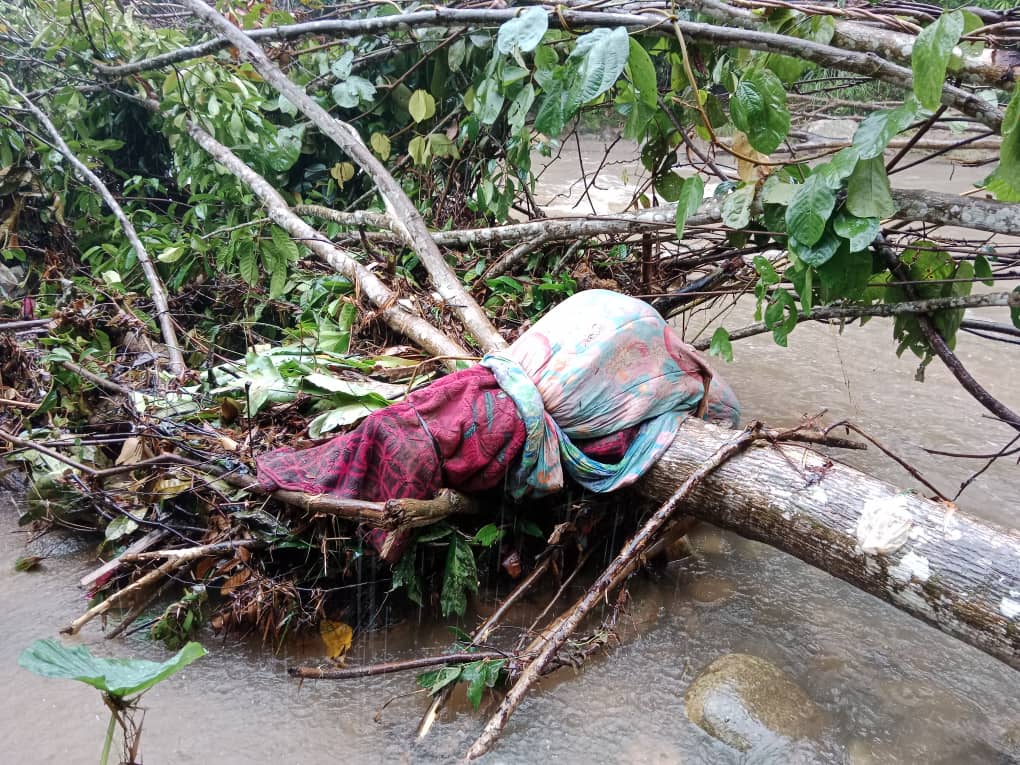 Bungkusan berisi mayat ditemukan sangkut di tepi sungai 1 mayat