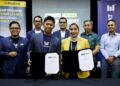 MALIK Hassan Hairuddin (dua dari kiri)bersama Nor Fazlina Mohd. Ghouse pada Majlis Menandatangani Memorandum Perjanjian Persefahaman antara Byond Tech Global Bhd dan Maybank Trustee Bhd, di Kompleks Q Permaisuri, di sini hari ini. -UTUSAN/SHIDDIEQIIN ZON
