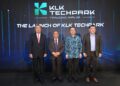 SAARANI Mohamad (dua dari kiri) bersama Pengerusi Eksekutif KLK, Tan Sri Lee Oi Hian (kiri); Menteri Sains, Teknologi dan Inovasi, Chang Lih Kang (dua dari kanan) dan Exco pelancongan dan pelaburan Perak, Loh Sze Yee semasa majlis pelancaran KLK TechPark di Ipoh, Perak, hari ini.  - UTUSAN/FADZIL ZAINOL