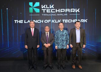 SAARANI Mohamad (dua dari kiri) bersama Pengerusi Eksekutif KLK, Tan Sri Lee Oi Hian (kiri); Menteri Sains, Teknologi dan Inovasi, Chang Lih Kang (dua dari kanan) dan Exco pelancongan dan pelaburan Perak, Loh Sze Yee semasa majlis pelancaran KLK TechPark di Ipoh, Perak, hari ini.  - UTUSAN/FADZIL ZAINOL