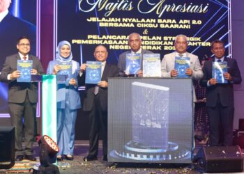 SAARANI Mohamad (tiga dari kiri) pada pelancaran Pelancaran Pelan Strategik Pemerkasaan Pendidikan Sejahtera Negeri Perak di Ipoh hari ini. - UTUSAN/MUHAMAD NAZREEN SYAH MUSTHAFA