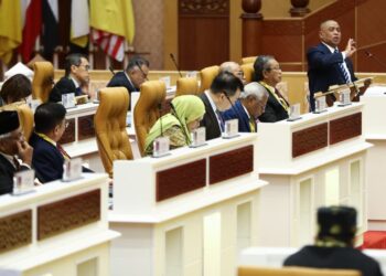 SAARANI Mohamad membentangkan RUU Enakmen Kawalan Sekolah-Sekolah Agama Islam (Perak) 2025  pada persidangan DUN Perak hari ini. - UTUSAN/MUHAMAD NAZREEN SYAH MUSTHAFA