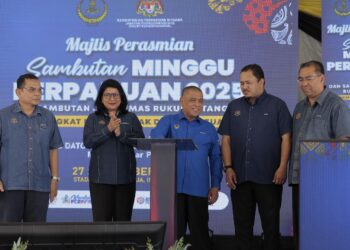 SAARANI Mohamad (tengah) merasmikan Sambutan Minggu Perpaduan 2025 dan Jubli Emas Rukun Tetangga peringkat negeri Perak di pekarangan Stadium Indera Mulia di Ipoh hari ini. - UTUSAN