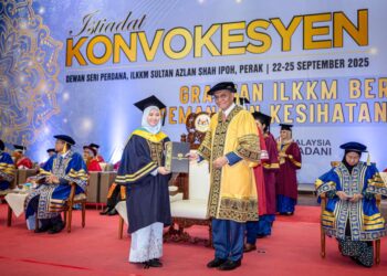 DZULKEFLY Ahmad menyampaikan anugerah kepada pelajar pada Majlis Istiadat Konvokesyen 2025 Institut Latihan  Kementerian Kesihatan Malaysia (ILKKM) Zon Semenanjung di ILKKM Sultan Azlan Shah di Ipoh. - UTUSAN/MUHAMAD NAZREEN SYAH MUSTHAFA