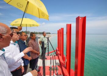 SULTAN Mizan Zainal Abidin (dua dari kanan) berkenan melawat sekitar tapak projek CEFORCE pada Majlis Perasmian Pusat Tenaga Boleh Diperbaharui Luar Pesisir di Pantai Tok Jembal, Kuala Nerus, Terengganu. - UTUSAN/PUQTRA HAIRRY