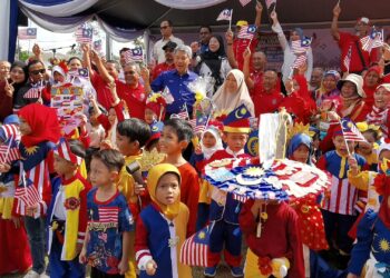 MOHAMAD Hasan pada Majlis Karnival Kemerdekaan Kawasan Rukun Tetangga (KRT) Taman Pinggiran Senawang di Seremban hari ini. - UTUSAN/MOHD. SHAHJEHAN MAAMIN