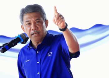 MOHAMAD Hasan pada Majlis Karnival Kemerdekaan Kawasan Rukun Tetangga (KRT) Taman Pinggiran Senawang di Seremban hari ini. - UTUSAN/MOHD. SHAHJEHAN MAAMIN