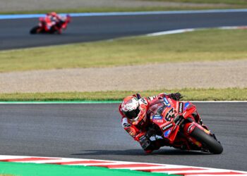 AKSI pelumba Ducati, Francesco Bagnaia yang diekori rapat rakan sepasukannya, Marc Marquez sebelum menjuarai Grand Prix Jepun hari ini. - AFP
