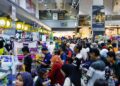 ORANG ramai berbelanja memanfaatkan bantuan SARA di Mydin Subang Jaya, Selangor. – UTUSAN/SHIDDIEQIIN ZON