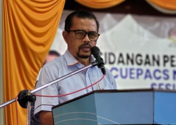 ADNAN Mat ketika berucap pada Persidangan Perwakilan Tritahunan CUEPACS Negeri Kelantan di Kota Bharu, Kelantan. - UTUSAN/MUATAQIM MOHAMED