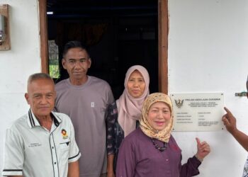 NANCY Shukri melawat sebuah rumah PPRMS yang siap dibaik pulih di Kampung Pasar Bako, hari ini.