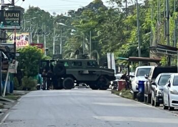 PIHAK Berkuasa Thailand menyekat laluan masuk di kawasan kejadian bom di Mukim Chuap, Daerah Cho-airing, Narathiwat, Thailand untuk siasatan lanjut.-  IHSAN POLIS