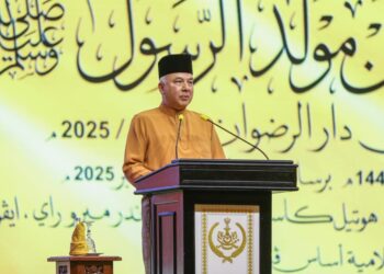 SULTAN Nazrin Muizzuddin Shah bertitah pada Majlis Sambutan Maulidur Rasul 1447H peringkat negeri Perak di Ipoh hari ini. - UTUSAN/MUHAMAD NAZREEN SYAH MUSTHAFA