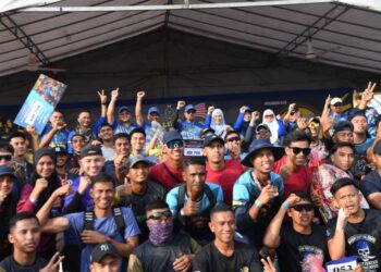 NOOR Hisam Nordin (belakang, tengah) bersama warga polis dalam Program Terpaling Pahlawan Menara Condong Unity Challenge 2025 di Padang Speedy, Teluk Intan hari ini. - UTUSAN