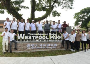 NGA Kor Ming (tenah) pada perasmian  Taman Rekreasi Madani Taman Westpool pada lawatan kerja ke Ipoh hari ini. - UTUSAN/ZULFACHRI ZULKIFLI