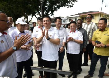 NGA Kor Ming (tengah) pada perasmian  Taman Rekreasi Madani Taman Westpool pada lawatan kerja ke Ipoh hari ini. - UTUSAN/ZULFACHRI ZULKIFLI