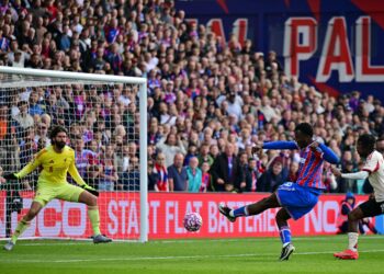 Penyerang Crystal Palace, Eddie Nketiah (9) merembat untuk menjaringkan gol kemenangan mereka semasa perlawanan bola sepak Liga Perdana Inggeris antara Crystal Palace dan Liverpool di Selhurst Park hari ini. - AFP