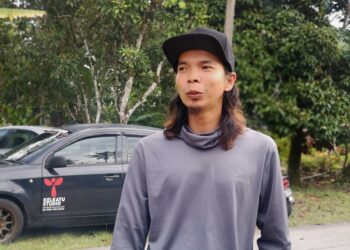 MUHAMMAD Arsyad Jahaya yang terjun ke dalam lubang kumbahan bagi menyelamatkan seorang murid lelaki berusia sembilan tahun yang maut ketika kejohanan olahraga di sebuah sekolah di Lenggeng, semalam.