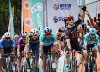 Arvid De Kleijn (dua dari kanan) menjuarai peringkat kedua perlumbaan Le Tour de Langkawi (LTDL) 2025 dari Padang Besar ke Kepala Batas di Pulau Pinang, semalam. – UTUSAN/MUHAMAD IQBAL ROSLI