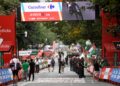 Penunjuk perasaan pro-Palestin yang memegang bendera Palestin dan Basque berdemonstrasi di garisan penamat menyebabkan peringkat ke-11 Vuelta dipendekkan 3 kilometer (km) sebelum garisan, di Bilbao, Sepanyol, hari ini. - AFP