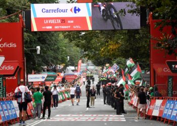 Penunjuk perasaan pro-Palestin yang memegang bendera Palestin dan Basque berdemonstrasi di garisan penamat menyebabkan peringkat ke-11 Vuelta dipendekkan 3 kilometer (km) sebelum garisan, di Bilbao, Sepanyol, hari ini. - AFP