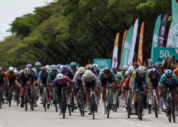 Pelumba Tudor Pro Cycling, Arvid De Kleijn (kanan) memecut ke garisan penamat pada perlumbaan peringkat kedua Le Tour de Langkawi (LTdL) 2025 dari Padang Besar ke Kepala Batas, semalam. - UTUSAN/MUHAMAD IQBAL ROSLI