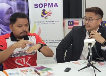 SAIFUL Helmie Dzamanie (kiri) dibantu Mohamad Nazrul Azwa Zulkipply (kanan) sepanjang sidang media persiapan atlet KelSDeaf ke SOPMA ke-22 di Pusat Khidmat DUN Kota Lama, di sini hari ini. - UTUSAN/MUSTAQIM MOHAMED