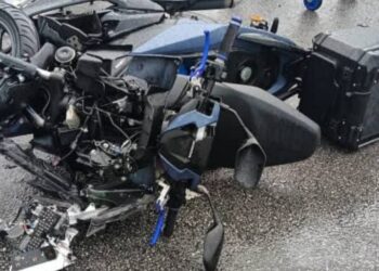 KEADAAN motosikal pelajar sekolah yang maut dalam kemalangan di Batu 10 Lekir di Manjung hari ini. - UTUSAN/GAMBAR MEDIA SOSIAL