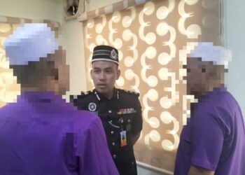 Ibrahim dan Arifin (bukan nama sebenar)  mendengar nasihat  Zool Fadli Ismail sempena majlis Maulidur Rasul dan perasmian program Projek Nadi Ilmu Amalan Membaca (Nilam) anjuran Yayasan Dakwah Islamiah Malaysia (Yadim) di Penjara Pulau Pinang, semalam.
