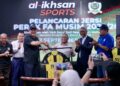 SAARANI Mohamad (tengah) merasmikan pelancaran jersi baharu pasukan Perak di  Al-Ikhsan Sports Outlet, Ipoh Parade hari ini. - UTUSAN