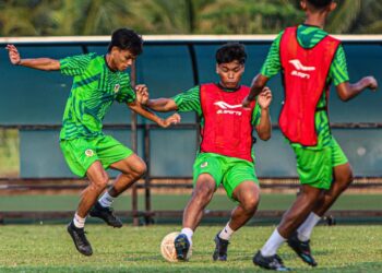 PEMAIN Perak menjalani latihan menjelang perlawanan  Liga A1 Semi Pro menentang TRW di Kompleks Bola Sepak Perak di Chepor Ipoh esok. - GAMBAR PERAK FA