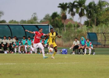 PEMAIN Perak, Christian Okwudiri Chukwu (kanan) diasak pemain Kelantan Red Warriors (TRW) dalam perlawanan Liga A1 Semi-Pro di Kompleks Bolasepak Perak di Chepor, Ipoh hari ini.