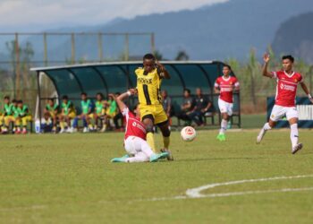 PEMAIN Perak, Christian Okwudiri Chukwu diasak pemain Kelantan Red Warriors (TRW) dalam perlawanan Liga A1 Semi-Pro di Kompleks Bolasepak Perak di Chepor, Ipoh semalam.