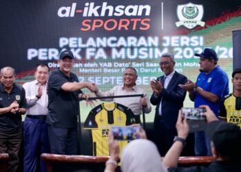 SAARANI Mohamad (tengah) merasmikan pelancaran jersi baharu pasukan Perak di  Al-Ikhsan Sports Outlet, Ipoh Parade hari ini. - UTUSAN