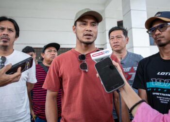 WAN Zack Haikal Wan Noor dalam sidang akhbar mengenai desakan bekas pemain, jurulatih dan kakitangan supaya Perak FC menyelesaikan tunggakan gaji dan pampasan di Ipoh hari ini. - UTUSAN