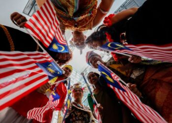 KEPELBAGAIAN kaum dan agama ialah benteng utama yang membolehkan Malaysia melangkah ke hadapan tanpa terjerumus dalam konflik dalaman.