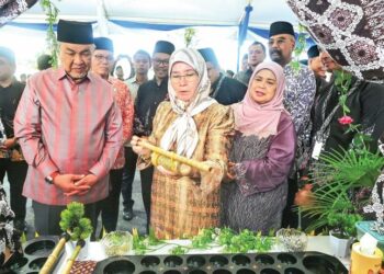 TUNKU Azizah Aminah Maimunah Iskandariah (tengah) ketika melawat reruai pameran pada majlis perasmian Pusat Latihan Jakoa Paya Bungor (PLPB) di Paya Bungor, Kuantan, Pahang. Turut sama Ahmad Zahid Hamidi (dua dari kiri). – UTUSAN/SHAIKH AHMAD RAZIF