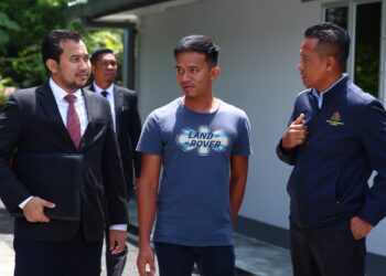 MUHAMMAD Aizal Afizi Ishak (tengah) mengaku bersalah di Mahkamah Majistret Gerik hari ini atas dua pertuduhan memindahkan 322 ekor haiwan ternakan tanpa kebenaran Pengarah JPV Perak pada Mac dan April lalu. - UTUSAN
