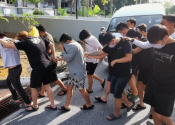 SERAMAI 11 lelaki warga tempatan dibawa ke Mahkamah Majistret Seremban hari ini bagi berdepan pertuduhan melakukan perbuatan penipuan dengan menawarkan perkhidmatan pinjaman wang tidak wujud pada Ogos lalu.-UTUSAN/MOHD. SHAHJEHAN MAAMIN.