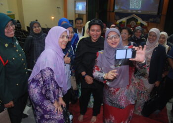 Azalina Othman Said sempat berswafoto bersama peserta Townhall Tribunal Antibuli #generasitanpabuli peringkat Melaka dan Negeri Sembilan di Auditorium Masjid Al-Azim, Bukit Palah, Melaka. UTUSAN/AMRAN MULUP