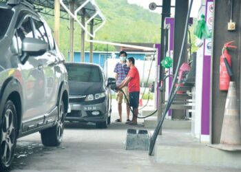 PENDUDUK Thailand membuat pengisian petrol di stesen minyak tanpa subsidi dalam tinjauan di Padang Besar, Perlis, semalam. – UTUSAN/IZLIZAN OTHMAN