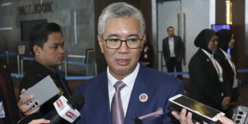 TENGKU Zafrul Abdul Aziz berucap pada sidang akhbar selepas mengetuai Perundingan AEM-Republik of Korea sempena Mesyuarat Menteri-Menteri Ekonomi ASEAN (AEM) ke-57 di Pusat Pameran dan Perdagangan Antarabangsa Malaysia (MITEC) di sini hari ini. - UTUSAN/AMIR KHALID