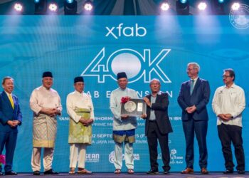 ANWAR Ibrahim pada pembukaan 40K FAB Expansion di Kilang X-FAB Sarawak Sdn. Bhd. di Zon Industri Bebas Sama Jaya, Sarawak, semalam. – UTUSAN/IZZUDDIN ABD RADZAK