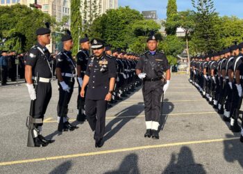 MOHD. Yusoff Mamat (tengah) sedang memeriksa barisan pada Perhimpunan Bulanan Ibu pejabat Polis Kontinjen (IPK) Kelantan. -  UTUSAN/ROSMIZAN RESDI